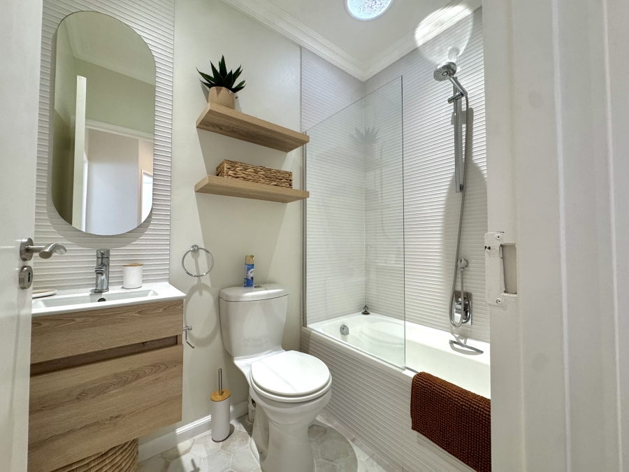 3 Bedroom Property for Sale in Waves Edge Western Cape